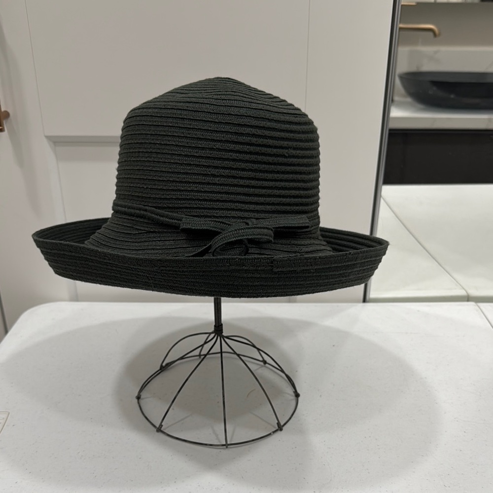 Black Wide-Brimmed Sun Hat